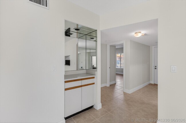 Building Photo - 351 Club Cir