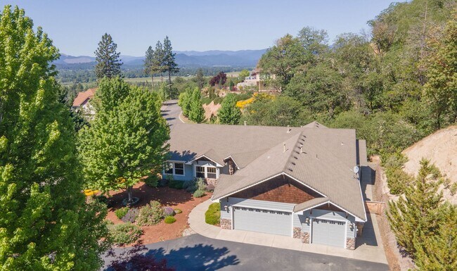 Building Photo - NW Grants Pass, Class, Style and Views!!!