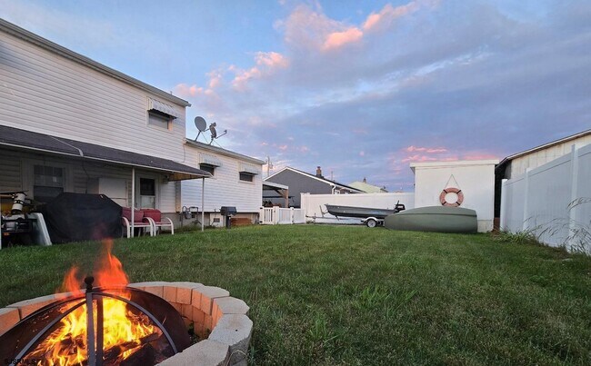 Building Photo - 512 N Somerset Ave