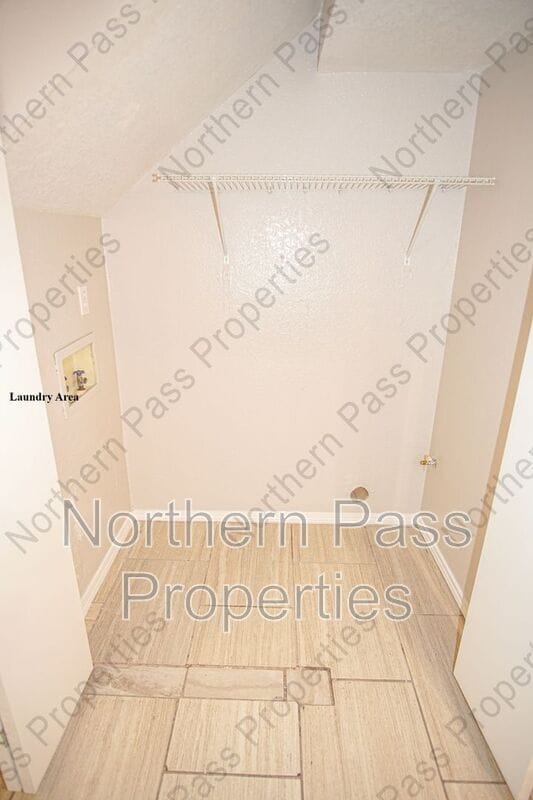 Building Photo - 1025 E Eighth