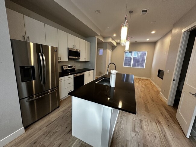 Building Photo - Available Early March!!  Briaght and light with fantastic Views!!