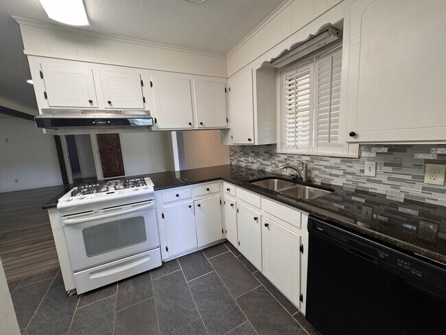 Building Photo - REMODELED SPACIOUS SOUTH BOSSIER HOME.