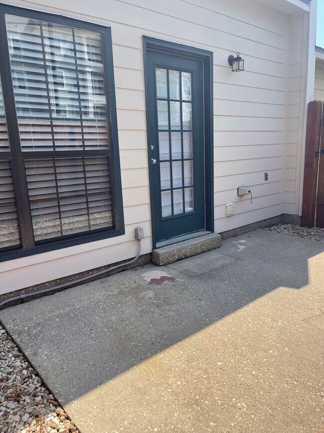 Building Photo - 2 bedroom, 2 bathroom, covered parking, Fireplace, Pool