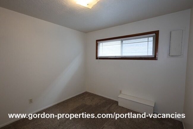 Building Photo - N Denver Ave - 1 bedroom apartment just of...