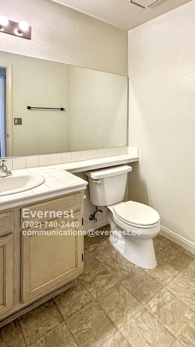 Building Photo - Spacious 4-Bedroom Home in a Great Locatio...