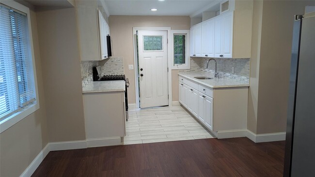 Building Photo - 476 Whittier Ave
