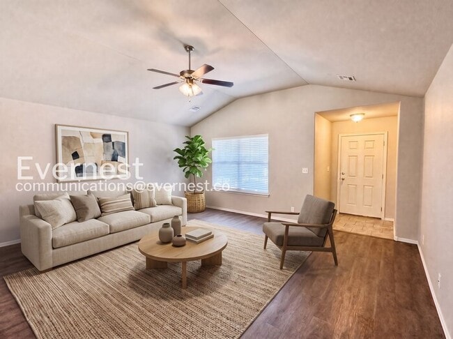 Building Photo - 3 Bed, 2 Bath Home with Garage / Pet-Friendly / Available Now!