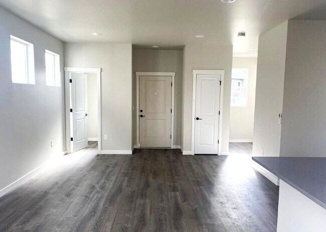 Building Photo - 3 Bed, 2.5 Bath Available in September!