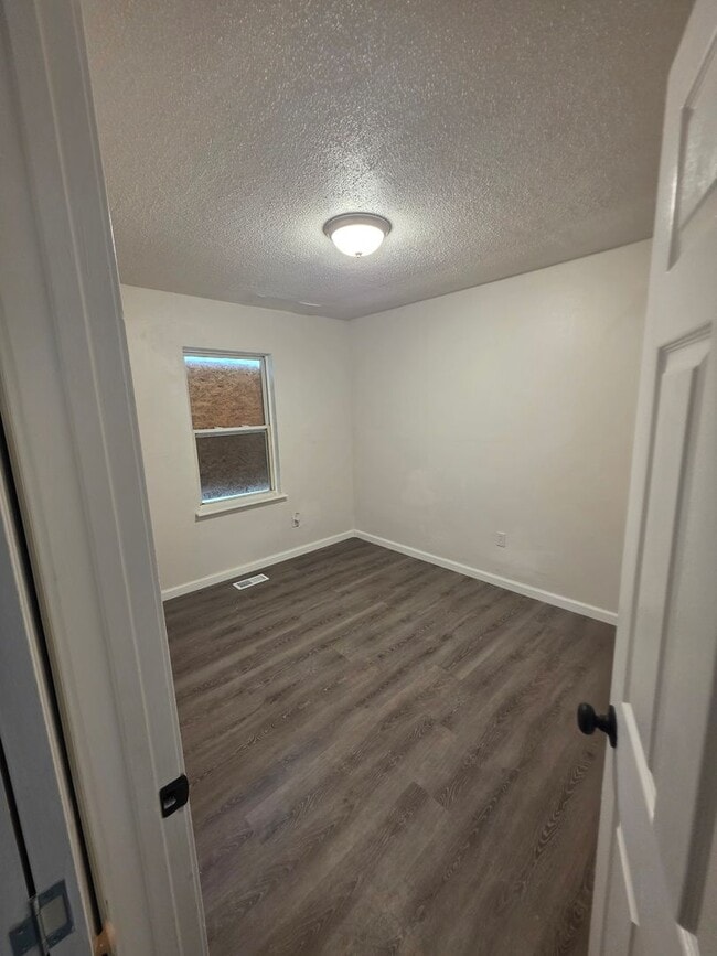 Building Photo - Cute and Cozy 4 bed 1 bath home