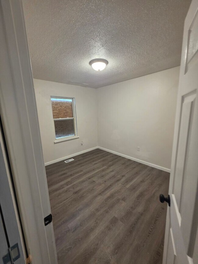 Building Photo - LIMITED TIME**NO APPLICATION FEE**1/2 OFF ...