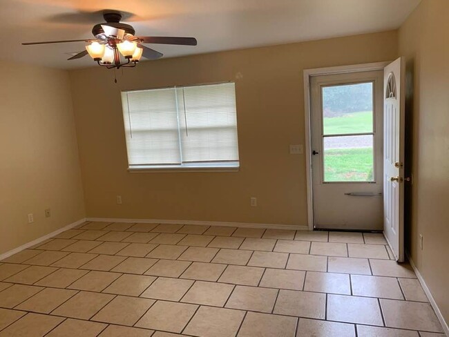 Building Photo - 3 bedroom, 2 bath house