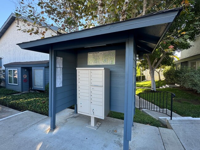 Building Photo - Beautiful Granite Hills Town Home