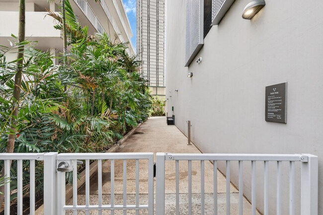 Building Photo - 1515 Liona St