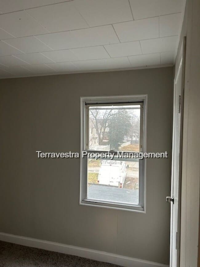 Building Photo - Lovely Renovated 3 Bed with parking! Eligible for $500 Security Deposit.