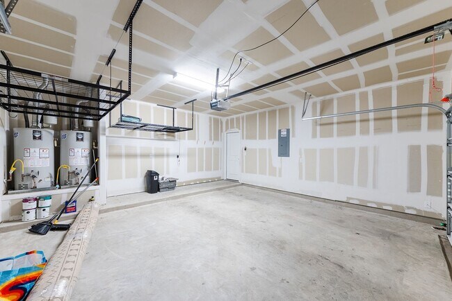 Building Photo - Amazing 5 Bedroom Home - Georgetown