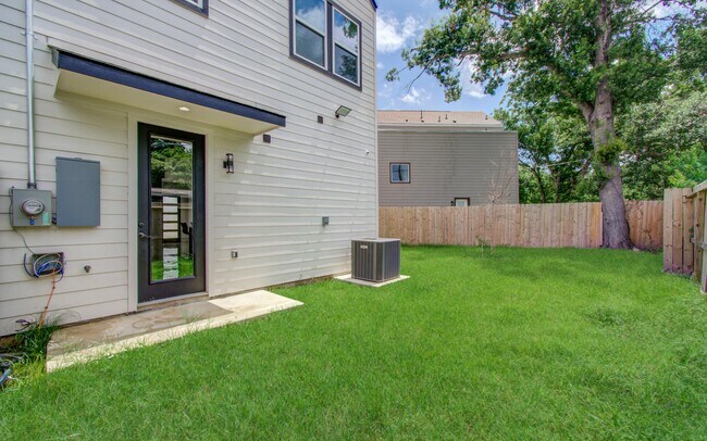 Building Photo - 5905 Crest Ct