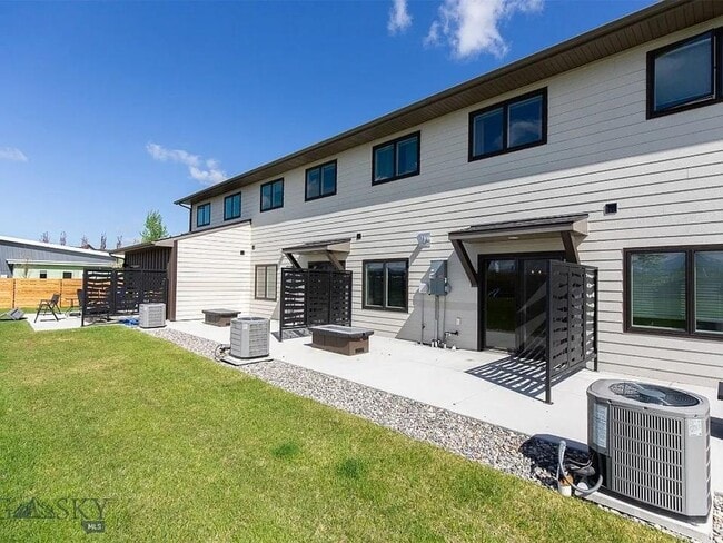 Building Photo - 3 Bd / 2.5 Bath Townhome Furnished or Unfurnished