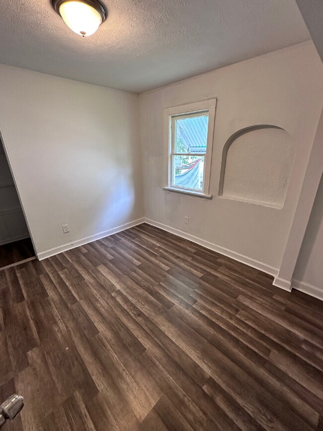 Building Photo - 2 bedroom Home