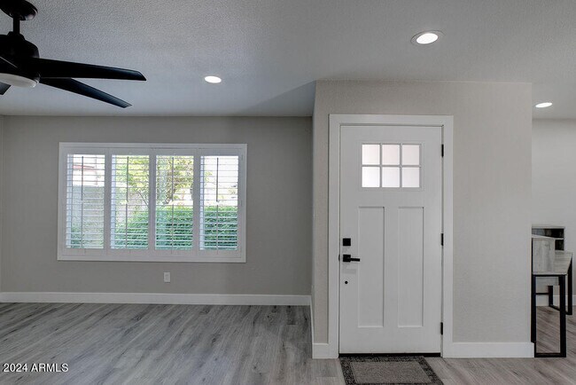Building Photo - 917 N 87th Pl