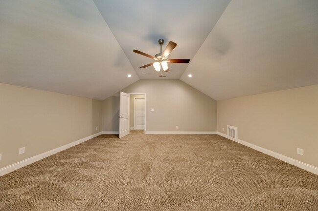 Building Photo - Sharp 3 bed 2 bath with Bonus room and nice fenced yard.