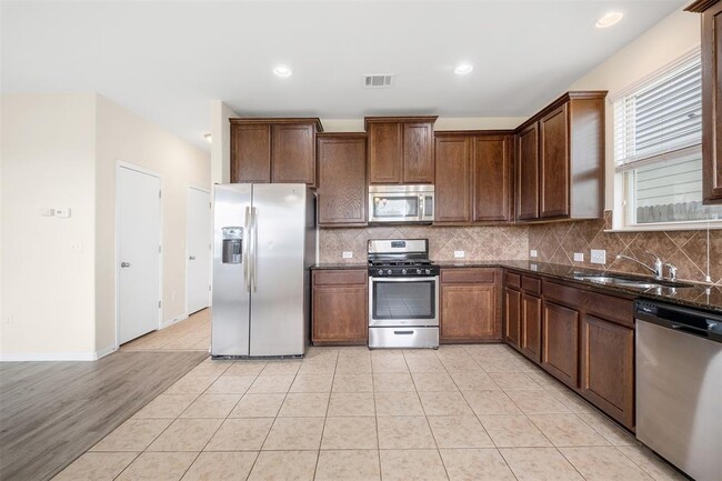 Building Photo - 504 Twisted Oaks Ln