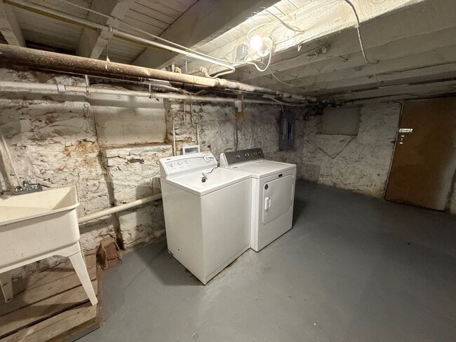 Building Photo - Beautiful three - Bedroom Home In Baltimore