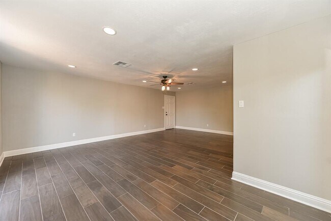 Building Photo - 6 Earlham Dr