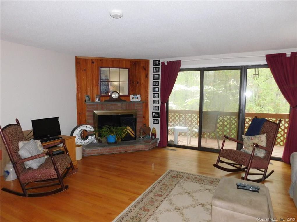 Living room - 32 Upper Pattagansett Rd