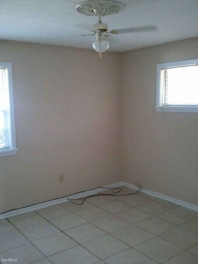Building Photo - 3 br, 1 bath House - 722 Carter Dr