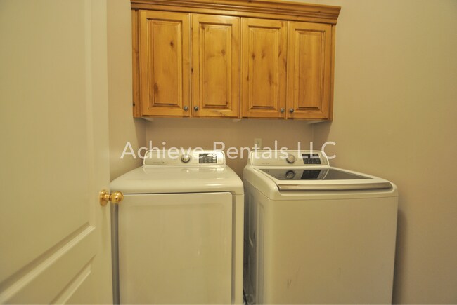 Building Photo - Charming End-Unit Townhome | Prime Location Near Parks, Shops & Dining