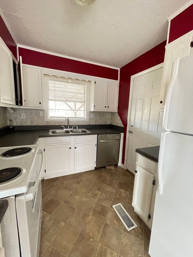 Building Photo - 3 bedroom 1 bath house