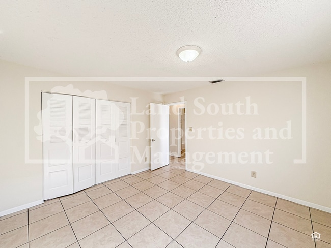 Building Photo - 5842 Charlton Dr