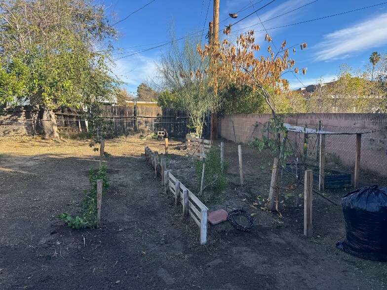 Building Photo - 40781 Acacia E Ave