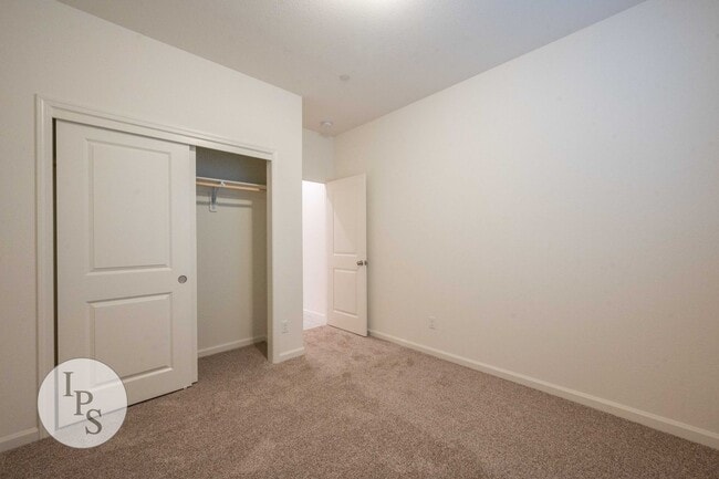 Building Photo - Newer East Clovis Home, 4BR/2BA, with Sola...
