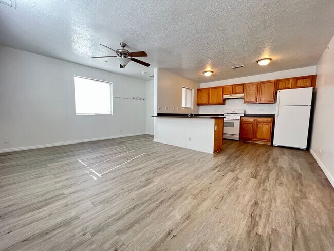 Building Photo - 1038 Palomas Dr SE