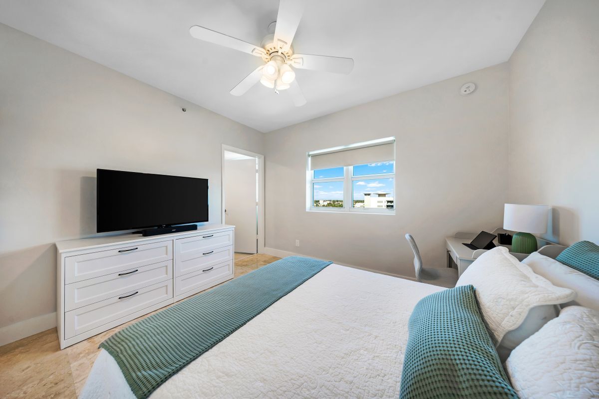 Building Photo - 14951 Royal Oaks Ln