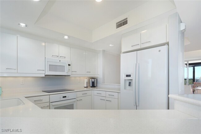 Building Photo - 7225 Pelican Bay Blvd