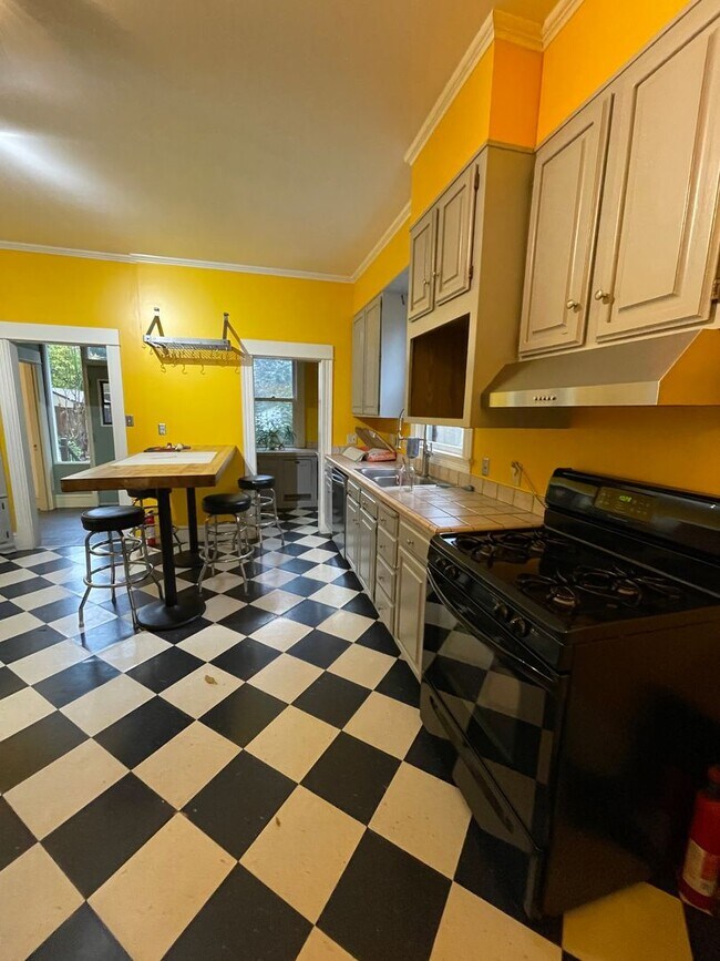 Building Photo - 2002 NE 13th Ave