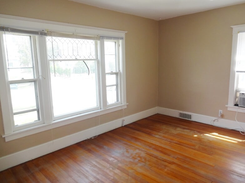 Bedroom - 27 6th Ave SE