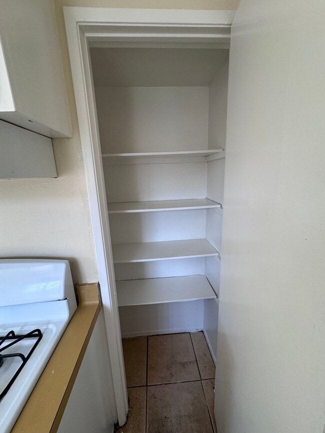 Building Photo - 2 Bedroom 1.5 Bath Attached unit available