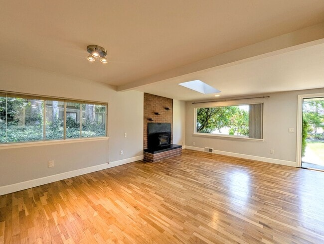 Building Photo - 3bd/.75ba Lynnwood Home