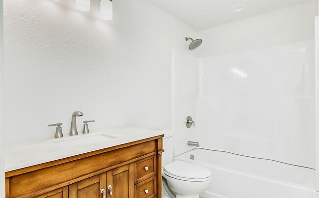 Building Photo - Beautiful 4 bedroom, 2 bath home in Southe...