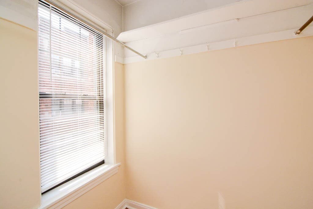 Building Photo - 4422 N Wolcott Ave