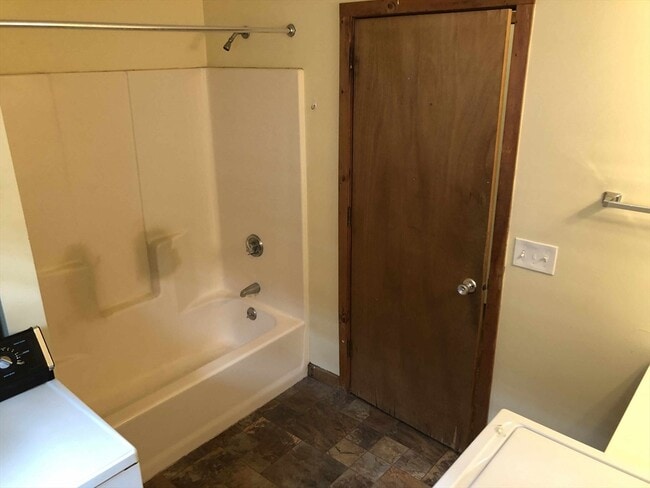 Building Photo - 711 Main St