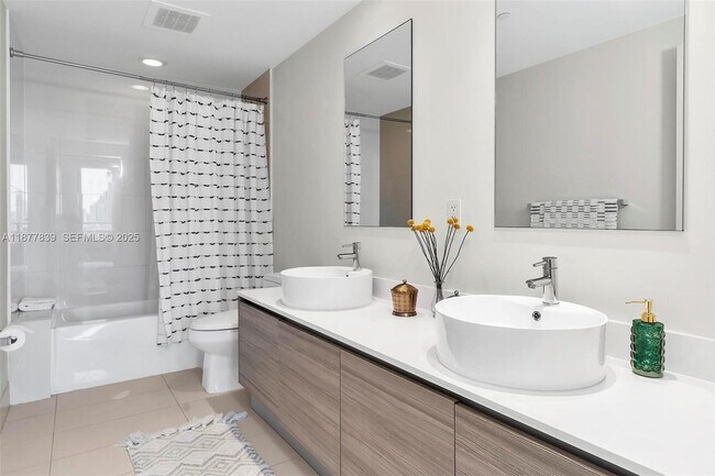 Building Photo - 121 NE 34th St