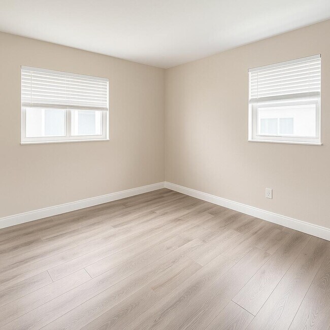 Building Photo - 985 Manor Dr
