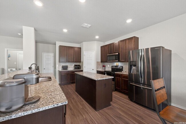 Building Photo - 4 Bedroom/2.5 Bath Summerhill Subdivision