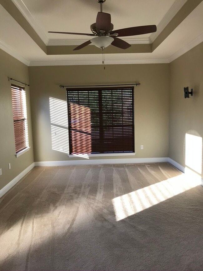 Building Photo - 806 Yew Cir
