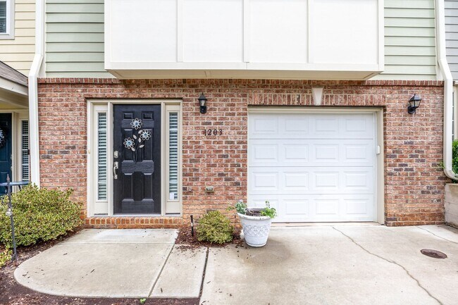 Building Photo - 4 Bedroom Heritage Townhome