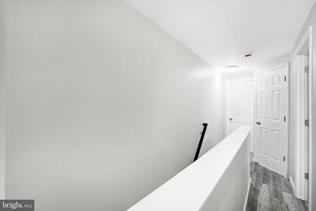 Building Photo - 565 Line St